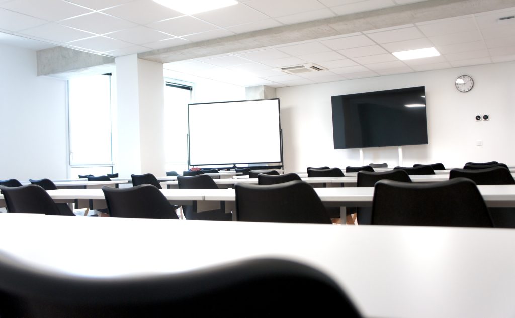 Tres grande salle de classe